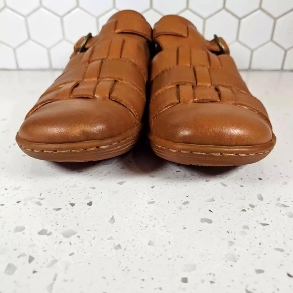 BORN Brown Leather Fisherman Style Mules Women's 8.5 M - Picture 7 of 10
